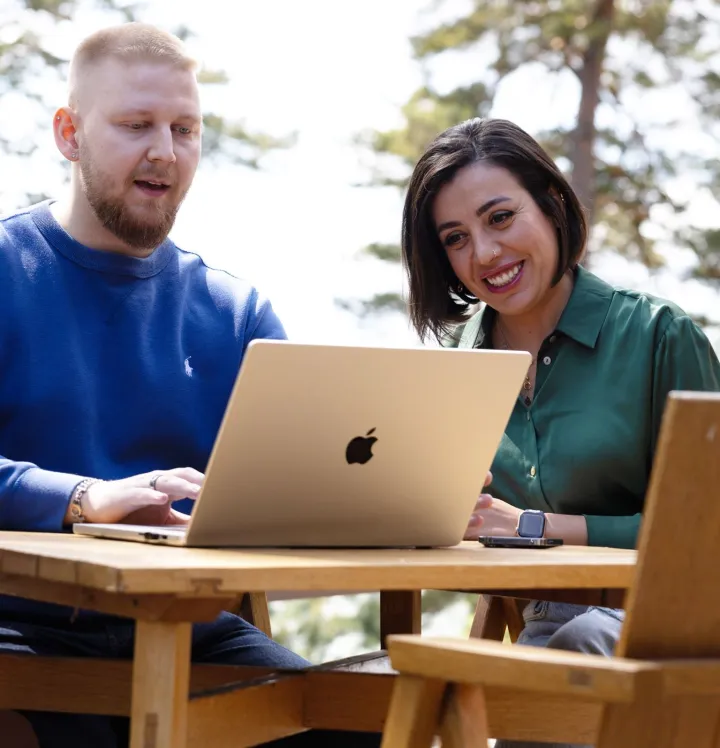 Nainen ja mies katsovat Accountorin webinaaria